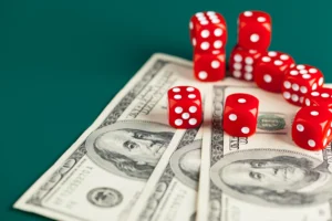 Dices rolling on American dollar bills show the mix of risk and decision-making in forex trading and currency markets.