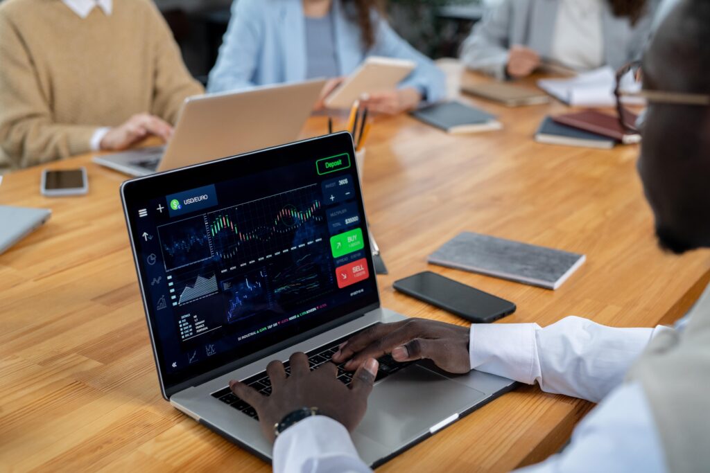 Professionals reviewing Forex Managed Accounts performance on a trading screen for passive investment growth.