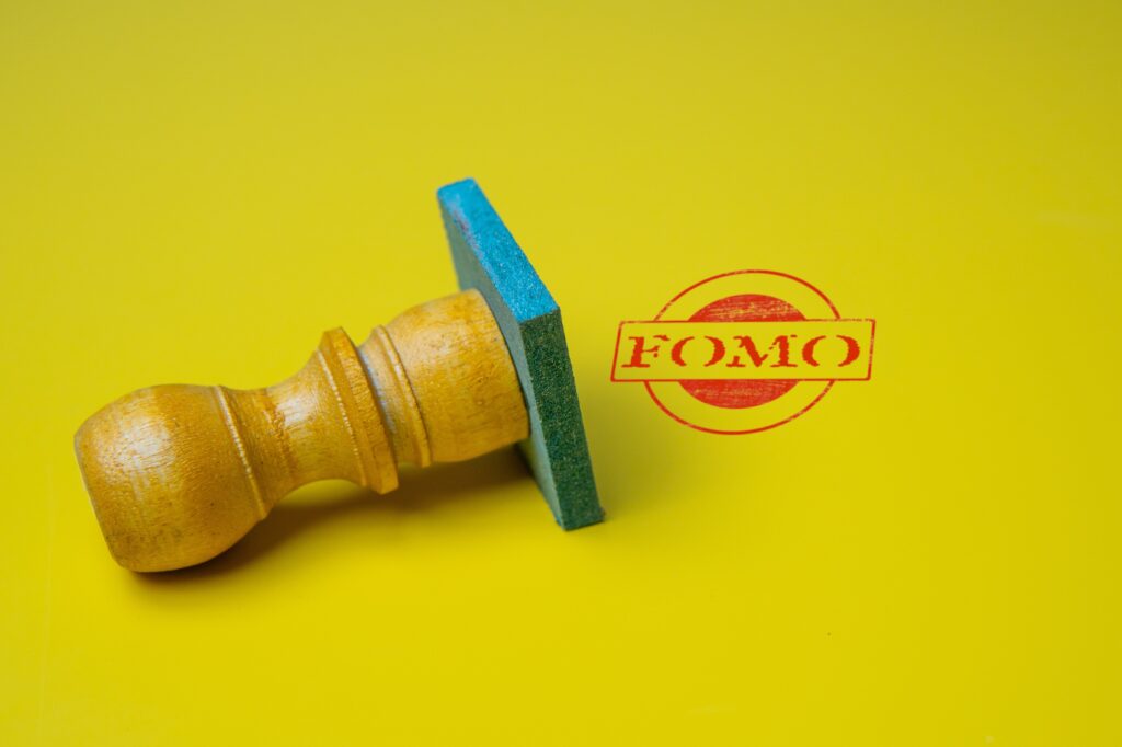 FOMO trading mistakes stamp on yellow background.