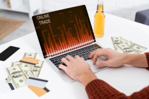 User on laptop learning forex trading for free using an online trading website