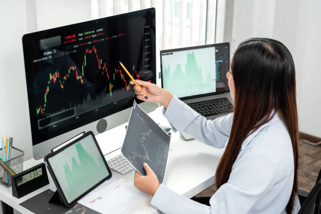 Trader comparing dynamic vs. static support and resistance on computer screens and charts.