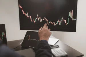 Bearish Fakeout analysis on candlestick chart with trader pointing at resistance level.