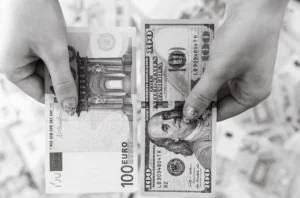 100 Euro and 100 US Dollar bills symbolising global currency crisis examples and currency collapse history in world economies 2025.