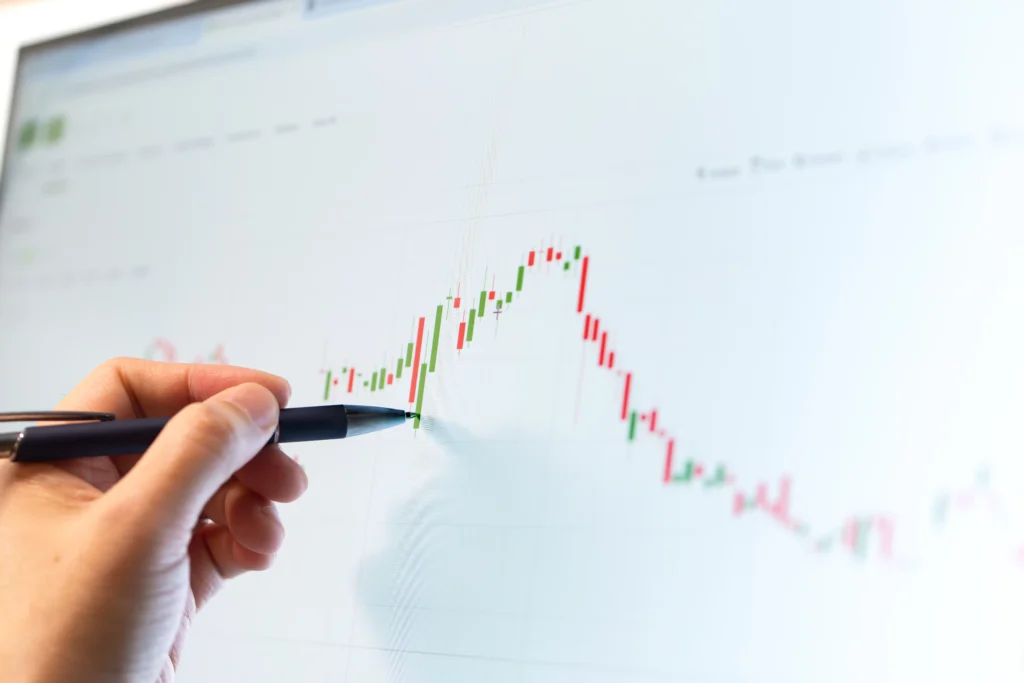 Trader analyzing single candle continuation patterns on candlestick chart with bullish momentum highlighted on screen.