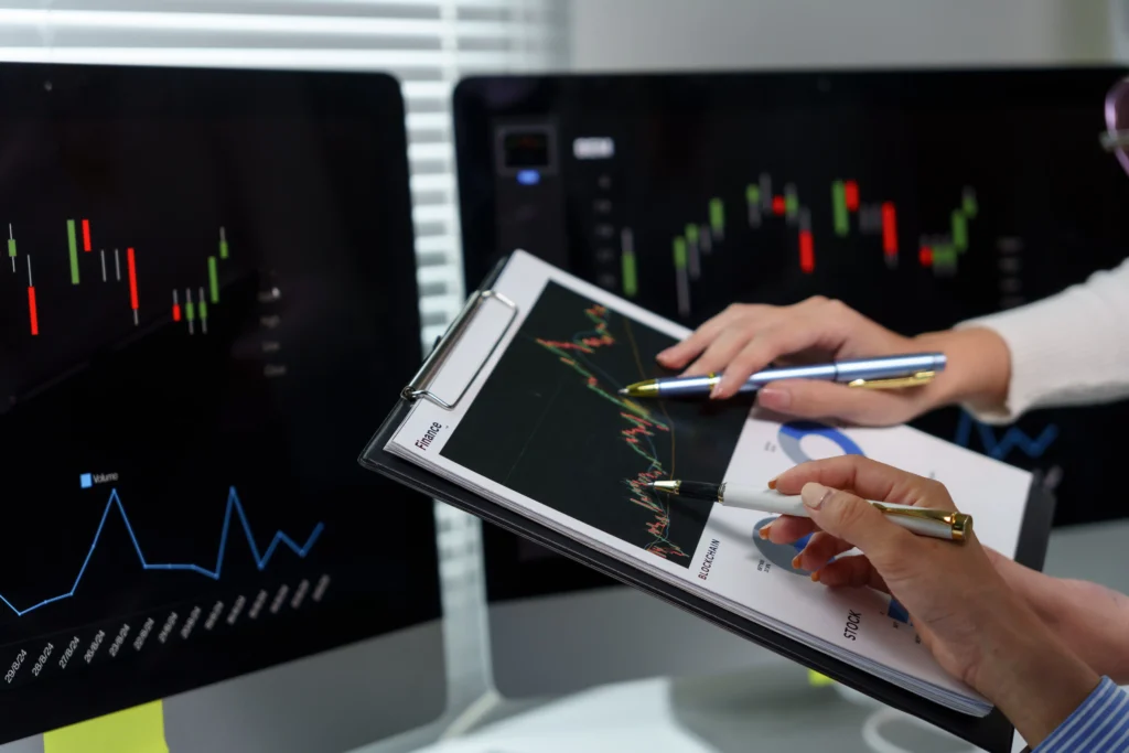 Traders analyzing Break of Structure in Forex charts using technical indicators and Smart Money Concepts.