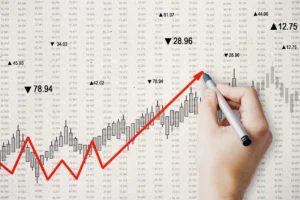 Hand drawing an upward trend line over a candlestick chart, symbolizing strong signals in the Supertrend RSI strategy.