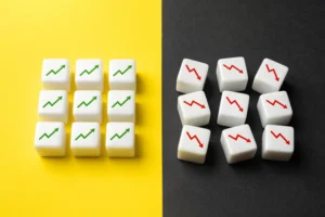 White cubes with green upward and red downward trend arrows representing equal highs and equal lows in forex trading